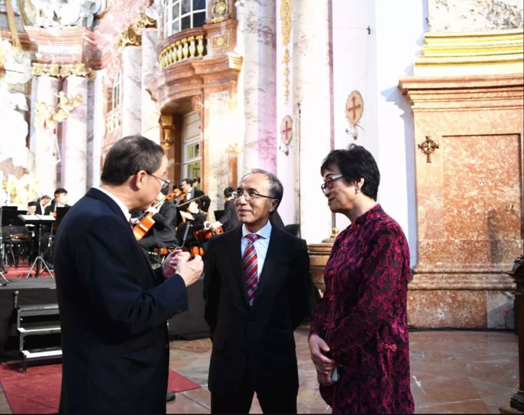 石中英向李晓驷大使及赵小凤会长介绍《凤凰传奇》交响叙事诗